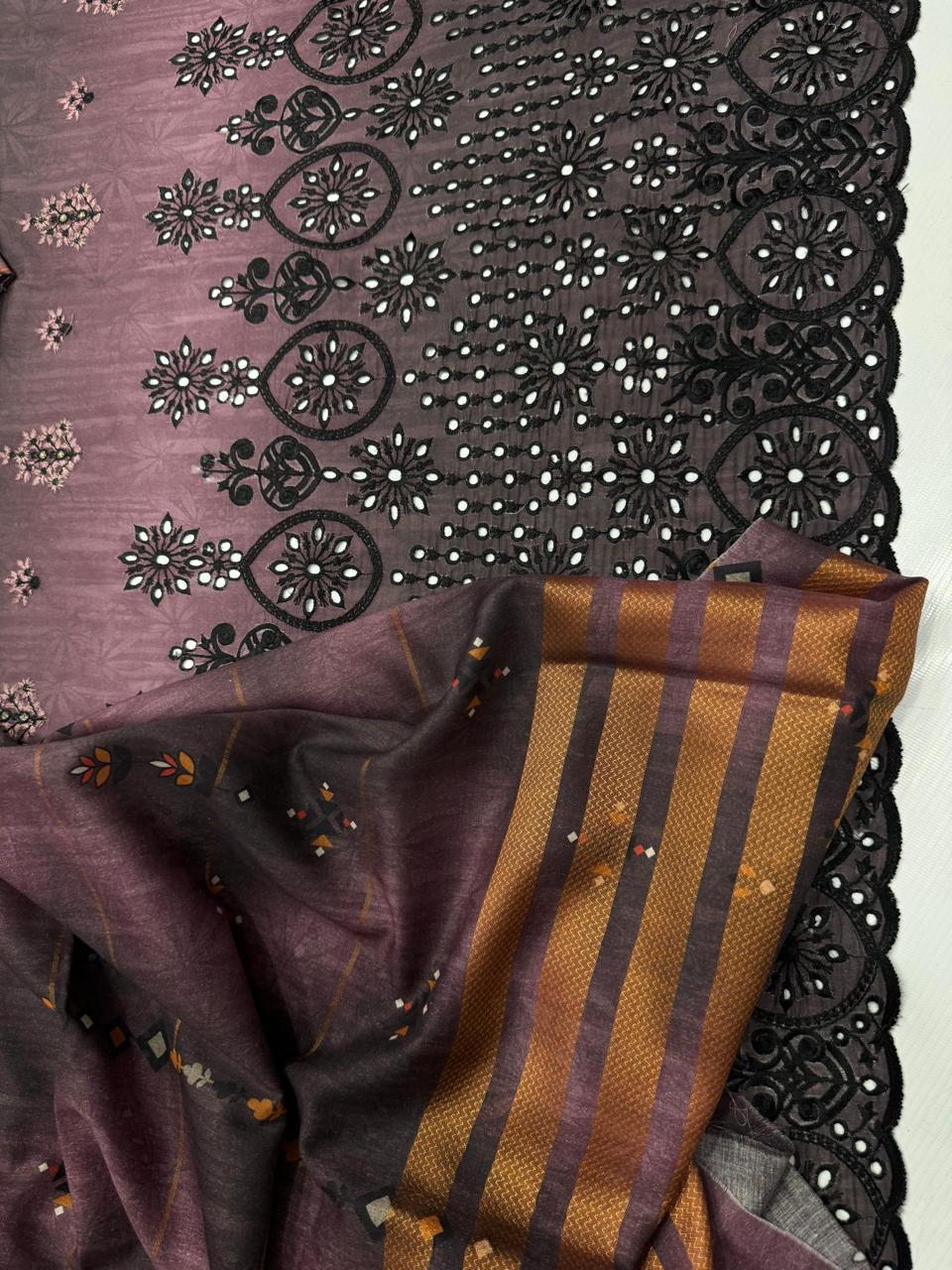 *DAMAN CHIKANKARI BY HAJRA EMAAN*